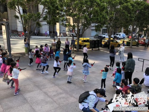 孩子們一點(diǎn)都不膽怯街頭表演。