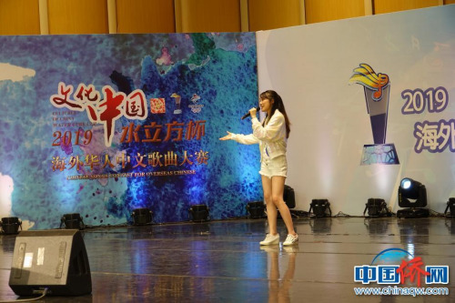 圖為來自澳大利亞墨爾本的李曉茜演唱《數(shù)人玩》。馬秀秀攝