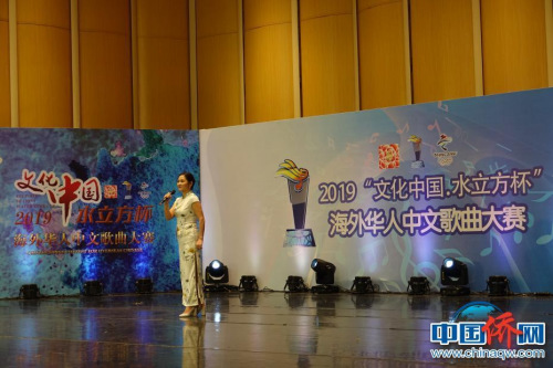 圖為來自智利圣地亞哥的王悅演唱《梅蘭芳》。馬秀秀攝