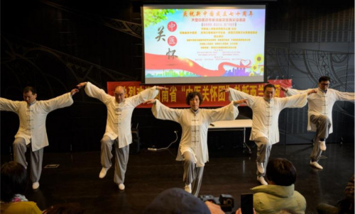 中醫(yī)專家們?yōu)楝F(xiàn)場觀眾演示華佗養(yǎng)生功-五禽戲。（新西蘭中華新聞通訊社/朱其平 攝）