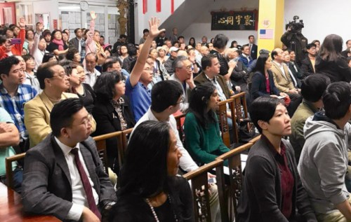 舊金山中華總會(huì)館兩周前舉行治安會(huì)議，吸引300人參加，但沒(méi)有市府及警局高層在場(chǎng)。（美國(guó)《世界日?qǐng)?bào)》資料圖 記者李秀蘭攝）