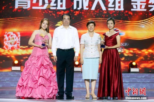 圖為中央統(tǒng)戰(zhàn)部副部長、國務(wù)院僑辦主任許又聲（左2）、北京市委常委、統(tǒng)戰(zhàn)部部長齊靜為獲得金獎(jiǎng)選手頒發(fā)證書。<a target='_blank' >中新社</a>記者 韓海丹 攝