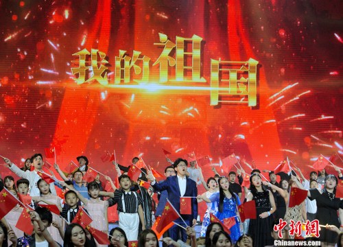 全場合唱《我愛你中國》。<a target='_blank'  >中新網(wǎng)</a>記者 李霈韻 攝