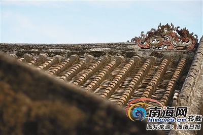 美寶村內(nèi)部的老宅為傳統(tǒng)民居，屋頂灰塑的犄角雕工精美。