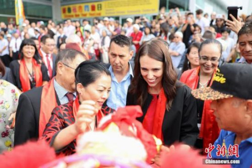 資料圖：新西蘭總理與華僑華人一起共度春節(jié)。<a target='_blank' >中新社</a>發(fā) 張健勇 攝