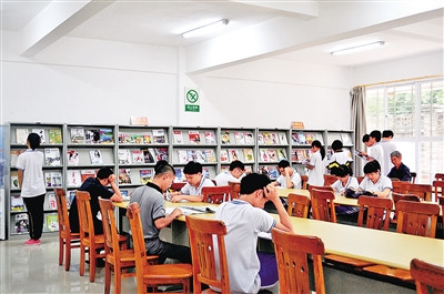 文昌中學，學生們在讀書。