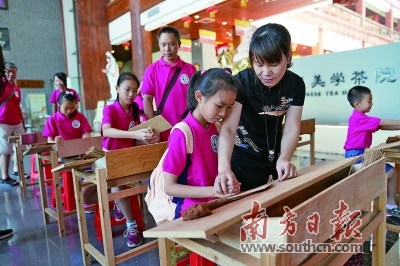 游學活動是白沙國學堂傳統文化推廣項目的一個品牌活動。圖為市民在活動中體驗小岡香制作技藝。江門市博物館供圖