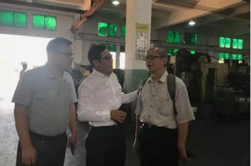 調(diào)研組在施文誕先生和晉江市僑聯(lián)王建新副主席陪同下參觀兆泰機(jī)械公司新廠房
