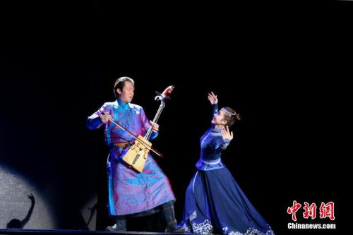 資料圖：2019年“四海同春”亞洲團(tuán)來到日本東京，為當(dāng)?shù)貎S胞帶來一場視聽盛宴。圖為張鐸的馬頭琴演奏《鴻雁》。<a target='_blank' >中新社</a>記者 呂少威 攝