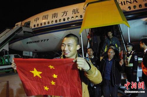 資料圖：2011年3月5日晚9點(diǎn)，從突尼斯杰爾巴島撤離的最后一批三百多名中國公民搭乘南航的航班順利抵達(dá)廣州，至此，中國民航的空中撤離駐利比亞任務(wù)圓滿完成。<a target='_blank' >中新社</a>發(fā) 柯小軍 攝