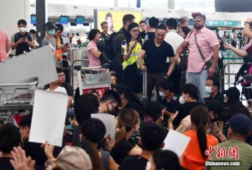 8月13日下午，大批示威者以機場手推車等堵塞香港國際機場1號客運大樓旅客登機行段及保安閘門。 <a target='_blank' >中新社</a>記者 麥尚旻 攝