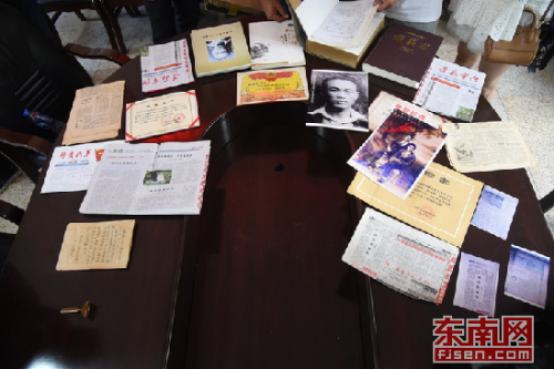 張旭明捐贈的與父親有關的僑史資料。 張夢帆 攝