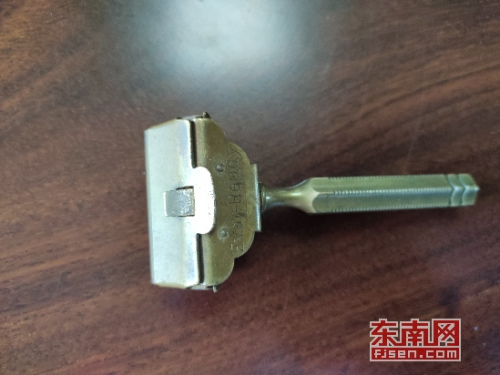 曾與張君武并肩作戰(zhàn)的美國飛虎隊隊員贈送給他的剃須刀。 張夢帆 攝