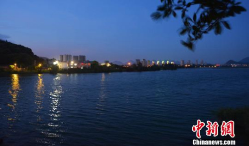 資料圖：夜幕下的東湖濕地公園湖面，風(fēng)景秀麗?！∪~茂 攝