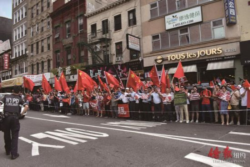 反對港獨、支持一國兩制的隊伍聲勢浩大。(來源：紐約《僑報》尹英姿 攝)