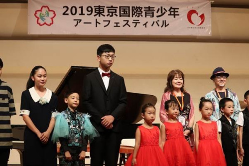 與評(píng)委們合影留念照片的李伊濛(正中)等人