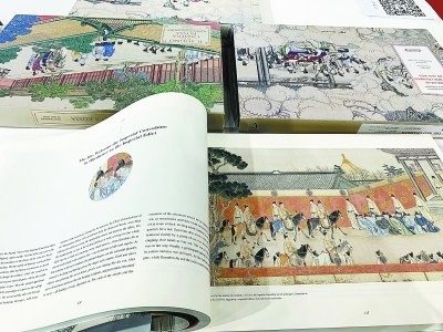 《清·孫溫繪全本紅樓夢(mèng)》由紅學(xué)專家撰寫十余萬字，再由翻譯家精心譯成外文版。本報(bào)記者 路艷霞攝