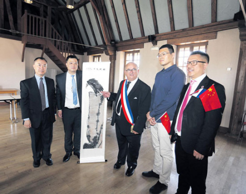 任俐敏向迪容市長(zhǎng)贈(zèng)送紀(jì)念品。(法國(guó)《歐洲時(shí)報(bào)》記者黃冠杰 攝)
