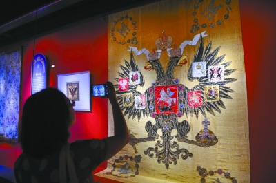 昨天，“穆穆之儀——來(lái)自莫斯科克里姆林宮的俄羅斯宮廷典禮”展在故宮神武門展廳開(kāi)幕?！侗本┤?qǐng)?bào)》記者 鄧偉/攝 