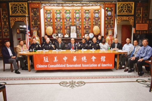 史考特(中)、雷蒙德(左四)、鄺友信(左三)、易文耀(右六)等警察局領(lǐng)導(dǎo)層成員前往洛杉磯中華總會(huì)館，與僑界商討華埠防罪對(duì)策，李兆祥(左二)提出多項(xiàng)建議。左六為鄧海波，左五為黃楚文。(美國《世界日?qǐng)?bào)》記者 黃少華 攝)