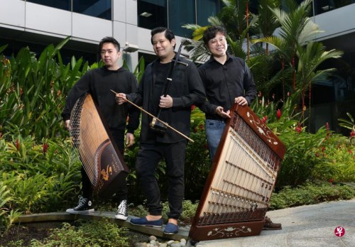 “念樂(lè)團(tuán)”成員：吳立志(右起)演奏揚(yáng)琴，辛宗樺負(fù)責(zé)拉二胡，而謝劍銘則擅長(zhǎng)古箏。(新加坡《聯(lián)合早報(bào)》/謝智揚(yáng) 攝)