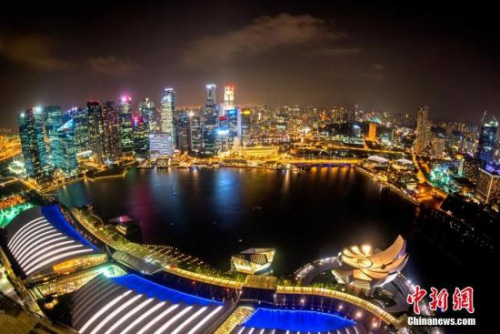 資料圖：從新加坡濱海灣金沙酒店俯瞰夜色。 <a target='_blank'  >中新網(wǎng)</a>記者 富宇 攝