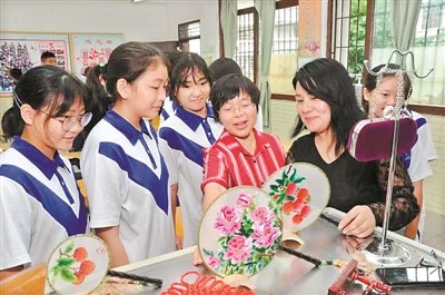 近距離接觸民間工藝制作過程，才能深入理解其背后的文化內(nèi)涵