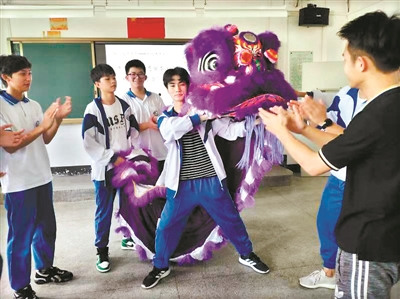 學(xué)生們在學(xué)習(xí)醒獅的相關(guān)知識