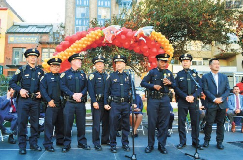 警察局長施革向小區(qū)民眾介紹警員。(圖片來源：美國《星島日報(bào)》劉玉姝/攝)