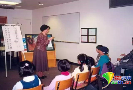 葉嘉瑩在溫哥華為幼兒講古詩。南開大學供圖