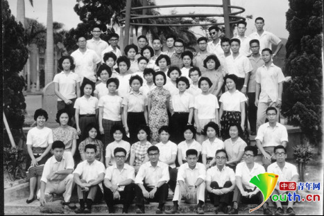 1962年葉嘉瑩和臺大中文系一年級學生合影。南開大學供圖