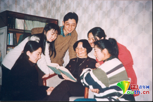　這是葉嘉瑩1999年在南開大學與研究生討論的照片，2019年教師節(jié)，南開大學為葉嘉瑩頒發(fā)終身成就獎。南開大學供圖