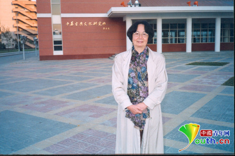 　1999年葉嘉瑩在她籌建的中華古典文化研究所大樓前留影，2019年是她歸國從教40周年。南開大學供圖