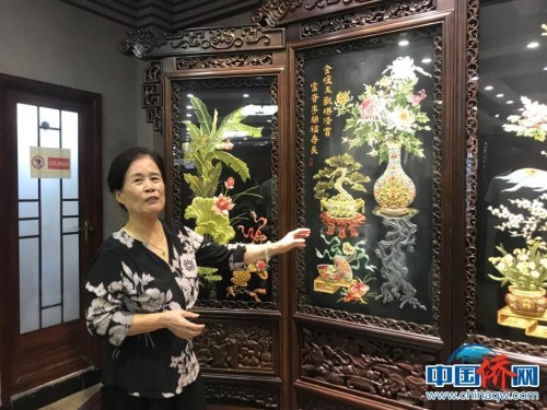 潮繡大師康惠芳介紹潮繡作品。