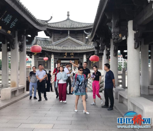 采風(fēng)團(tuán)一行參觀潮州廣濟(jì)橋。 
