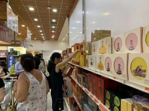 美國華社超市匯集來自中國的知名月餅品牌。(美國《世界日報》/賴蕙榆 攝)