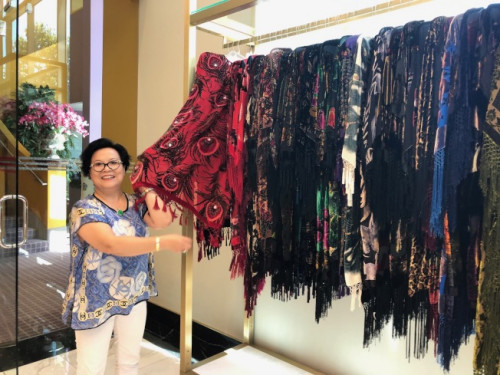 艾群展示她的服裝。(美國(guó)《世界日?qǐng)?bào)》記者張宏 攝 )