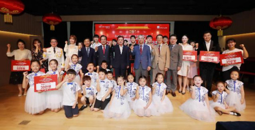 出席活動的嘉賓們與獲獎選手合影留念。(韓國《亞洲日報》/柳岱佶 攝)