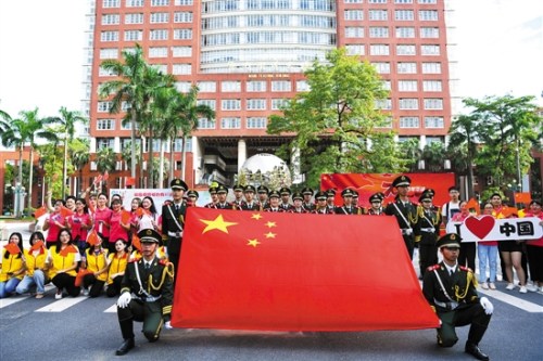 圖為9月2日，暨南大學(xué)舉行隆重的升國旗儀式，暨大學(xué)子們與國旗同框，向祖國表白 羊城晚報(bào)記者 周巍/攝