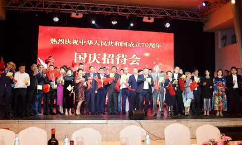 活動(dòng)上，嘉賓們同聲高歌《歌唱祖國(guó)》。(《歐洲時(shí)報(bào)》/夏曉彤 攝)