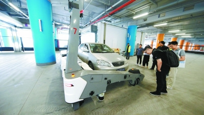 停車機器人亮相大興國際機場。本報記者 程功/攝 