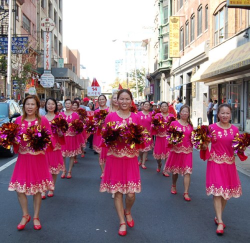 穿著統(tǒng)一服裝的慶祝隊伍。(美國《世界日報》/劉麟 攝)