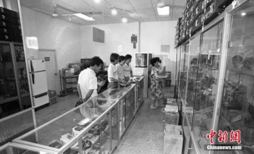 資料圖：1989年的中國華僑旅游僑匯服務(wù)總公司營業(yè)部，華僑華人與港澳同胞眷屬用外匯券在此購置商品。僑匯是僑胞匯回用以贍養(yǎng)國內(nèi)家屬的款項(xiàng)，也是當(dāng)時(shí)外匯的重要來源之一。 <a target='_blank' >中新社</a>記者 楊佐桓 攝