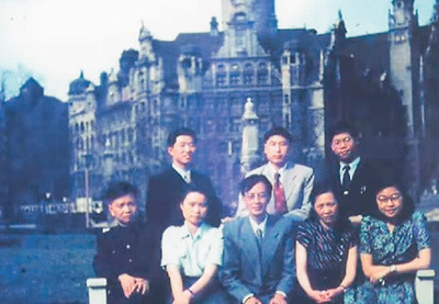 1956年，梅兆榮（后排中）在德國萊比錫大學(xué)學(xué)習(xí)期間與同學(xué)們合影。 　　受訪者供圖