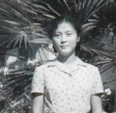 何大明在阿爾巴尼亞留學(xué)時(shí)，在中國駐地拉那大使館前留念。 　　受訪者供圖