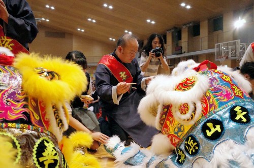 橫濱山手中華學(xué)校校長(zhǎng)張巖松為醒獅點(diǎn)睛