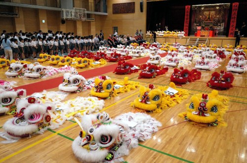 象征中華人民共和國成立70周年的70只醒獅。(日本《中文導(dǎo)報(bào)》)