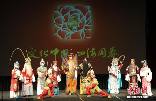 資料圖：2015年，“文化中國(guó) 四海同春 ”大型慰?jī)S演出在洛杉磯登場(chǎng)。 <a target='_blank' >中新社</a>記者 毛建軍 攝