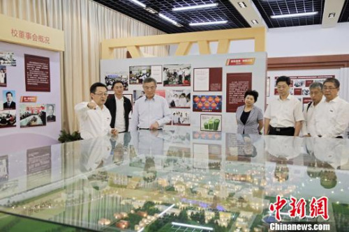 蔡達(dá)峰(左三)一行參觀華僑大學(xué)校史館?！⑴?攝