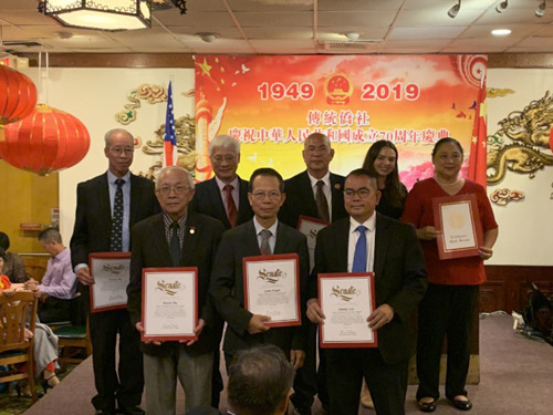 國(guó)慶晚宴籌備委員大會(huì)共同主席李錦生(前排右一)、胡卓球(后排右三)與籌備委員獲頒賀狀。(美國(guó)《世界日?qǐng)?bào)》 記者 王子銘／攝)